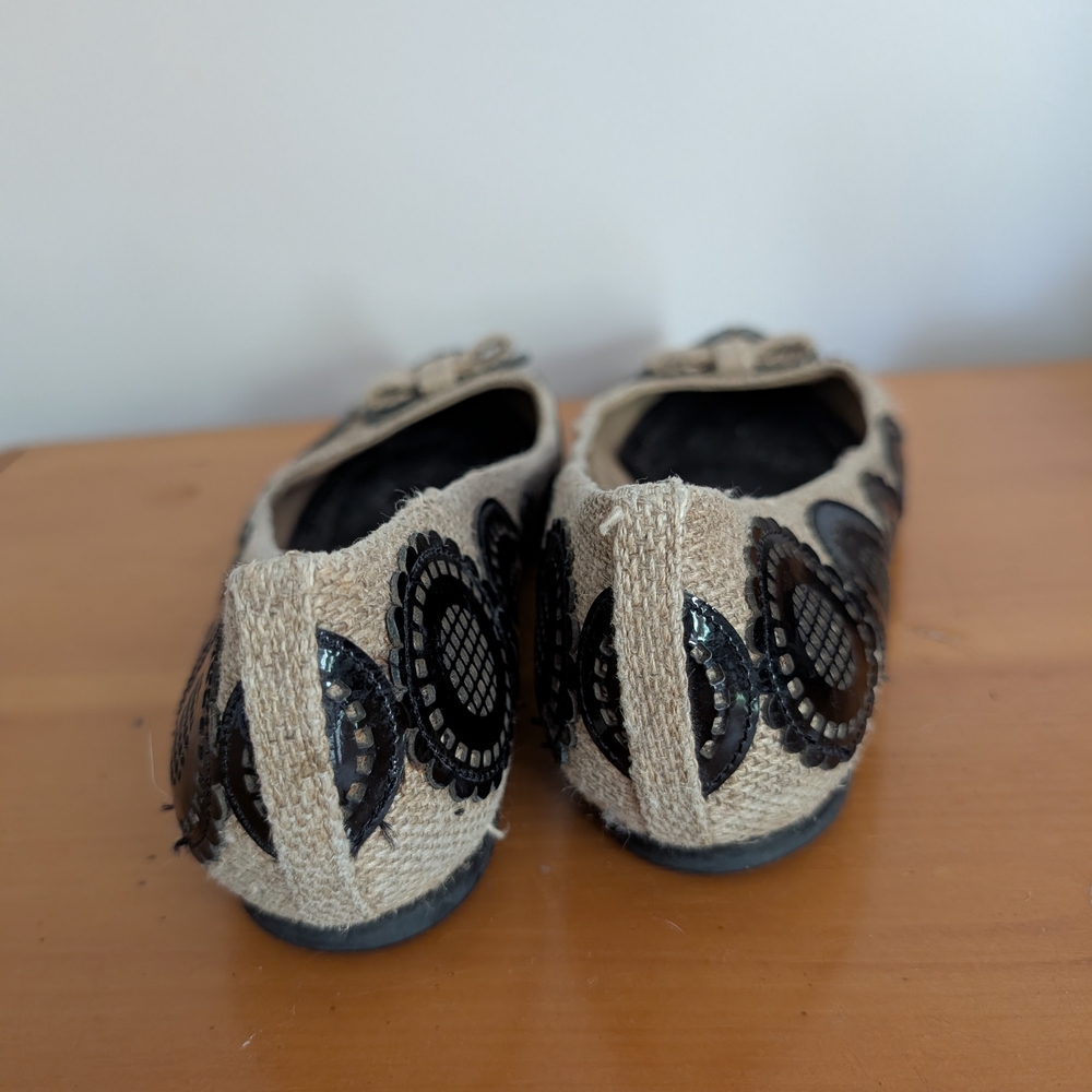 Elegant Black and Tan Women's Flats - Picture 5 of 8